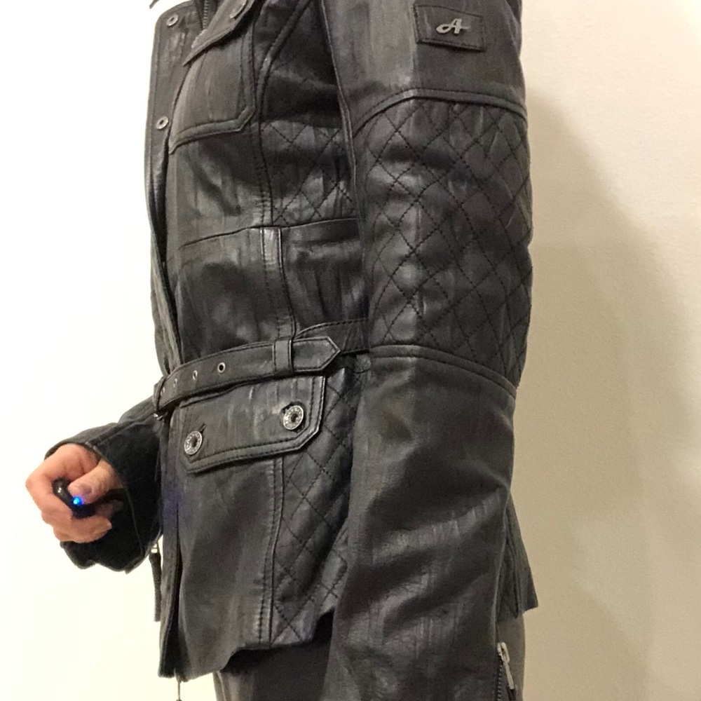 Leather jacket - Picture 2 of 6